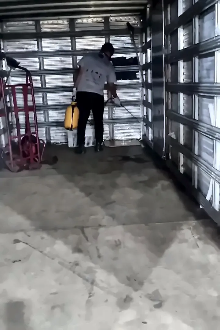 Aplicação no fundo de um baú de caminhão